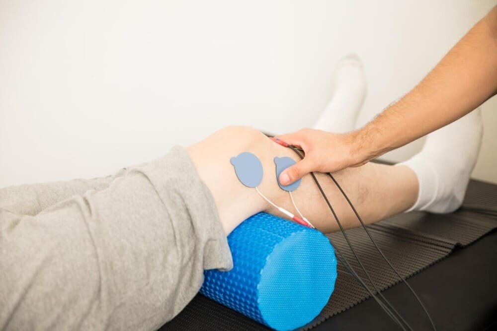 electrodos posicionamiento fisioterapeuta rodilla del paciente